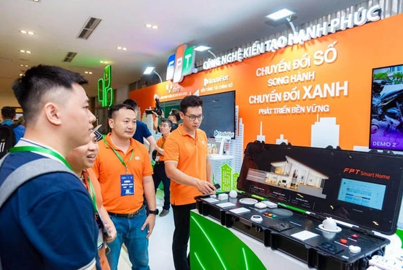 Khách hàng tham quan hệ sinh Công nghệ kiến tạo hạnh phúc của FPT