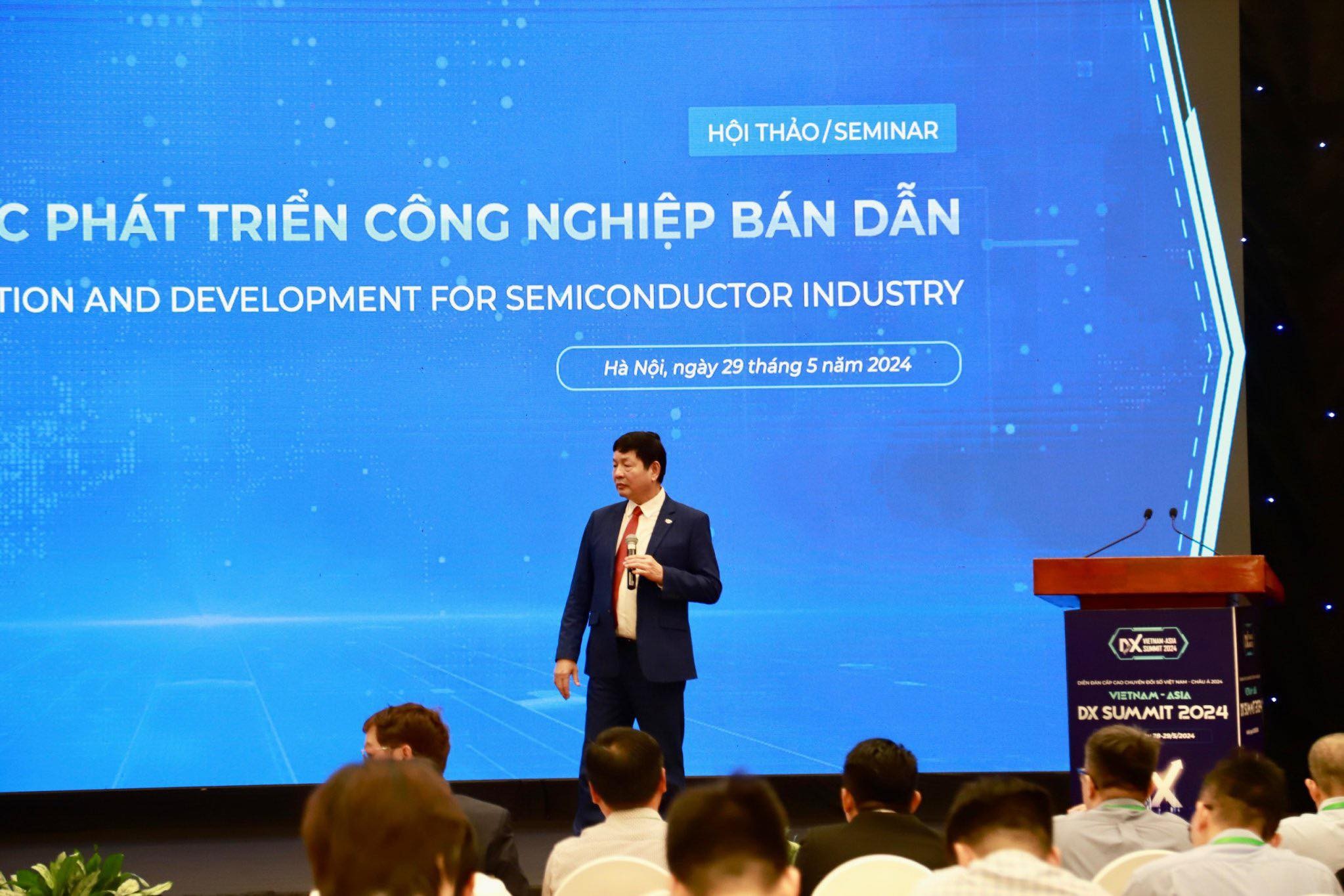 Ông Trương Gia Bình, Chủ tịch Hội đồng sáng lập VINASA - Chủ tịch HĐQT Tập đoàn FPT chia sẻ tại hội thảo