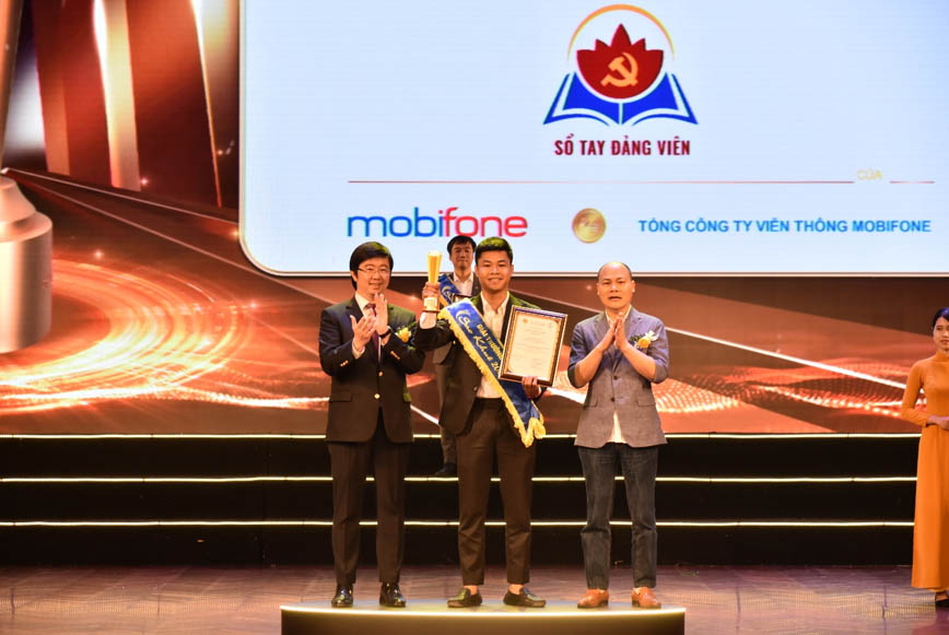 Đại diện MobiFone nhận giải sao khuê năm 2024