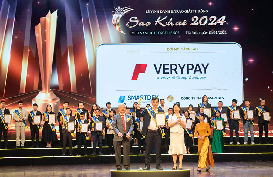 Đại diện VeryPay vinh dự nhận giải thưởng Sao Khuê 