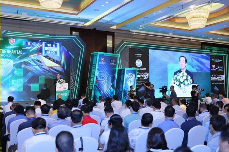 Thứ trưởng Bộ TT-TT Nguyễn Đức Long chia sẻ thông tin tại hội thảo