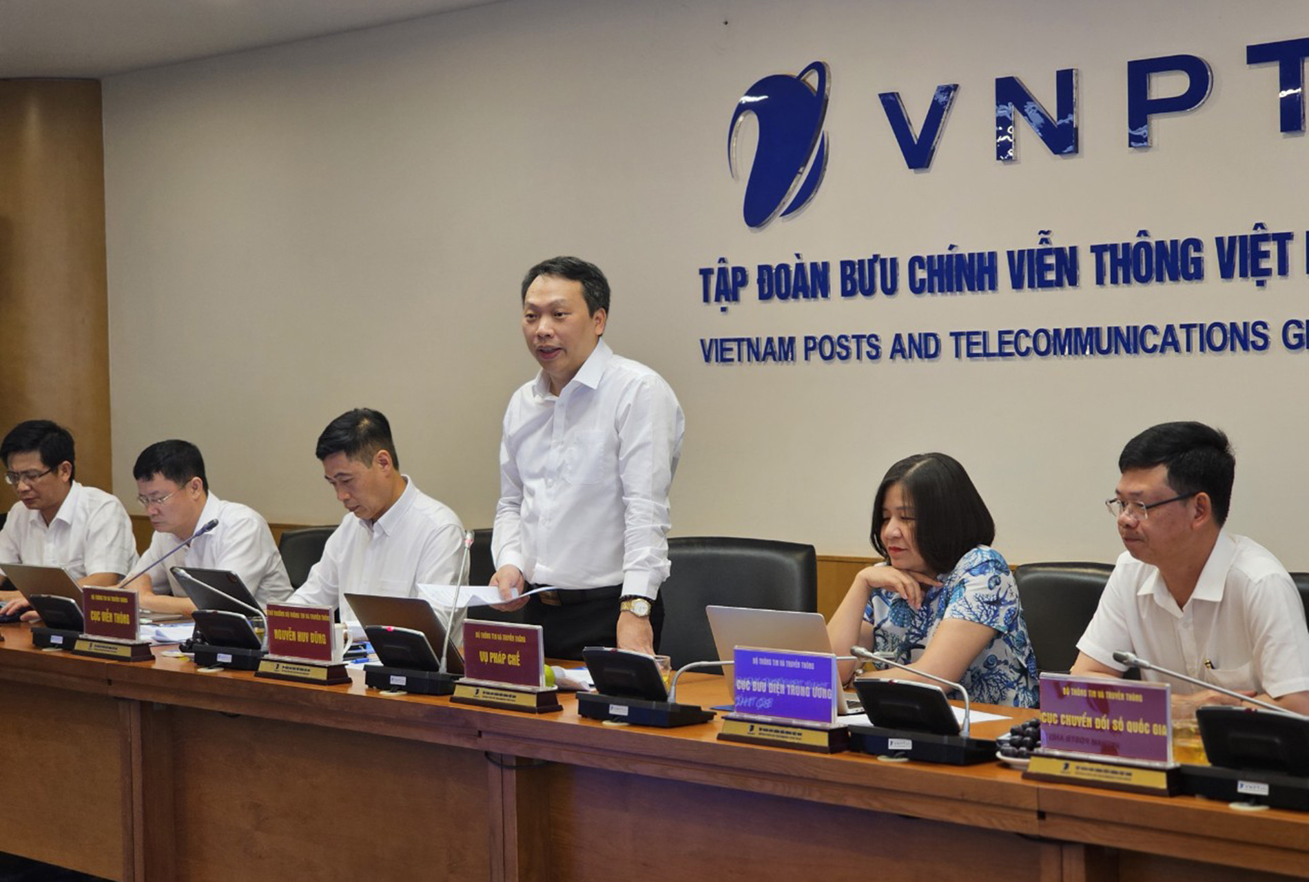 Thứ trưởng Bộ TT&TT Nguyễn Huy Dũng cùng các đơn vị chức năng của Bộ TT&TT làm việc với VNPT ngày 28/5.