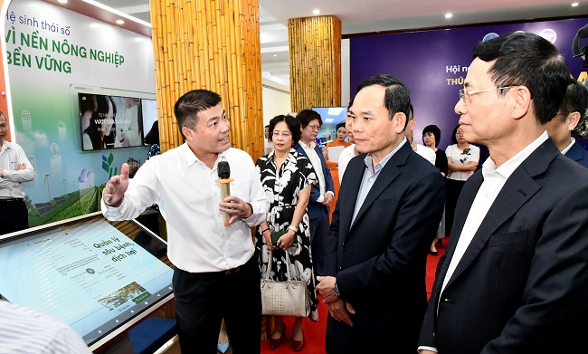 Phó Thủ tướng Chính phủ Trần Lưu Quang cùng các đại biểu thăm quan gian trưng bày về các giải pháp Nông nghiệp thông minh của Tập đoàn VNPT