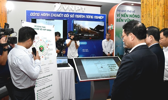 Phó Thủ tướng Chính phủ Trần Lưu Quang cùng các đại biểu thăm quan gian trưng bày về các giải pháp Nông nghiệp thông minh của Tập đoàn VNPT