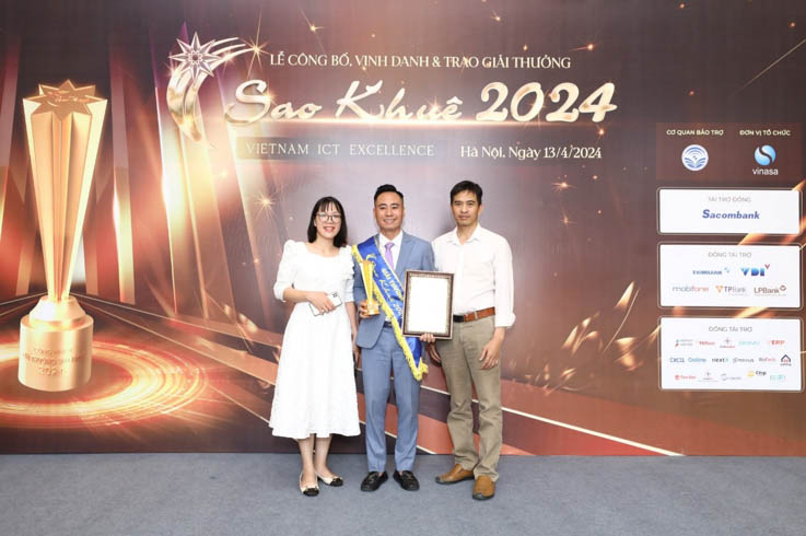 Đội ngũ EcoIT tại sự kiện trao giải Sao Khuê 2024.