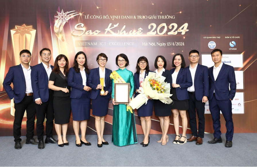 Đại diện cán bộ tham gia dự án xây dựng hệ thống BIDV Payment Hub tại lễ trao giải Sao Khuê 2024