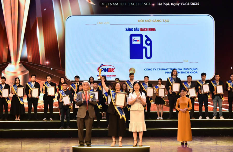 Bà Nguyễn Thu Lan - Giám đốc Phần Mềm Bách Khoa đại diện nhận giải Sao Khuê 2024 cho sản phẩm “Phần mềm Quản lý Xăng Dầu Bách Khoa- BK GAS”.