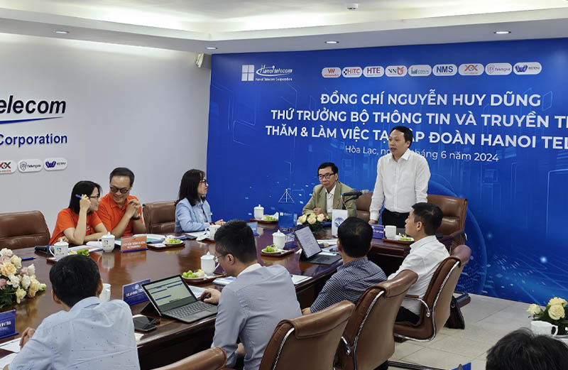 Thứ trưởng Bộ TT&TT Nguyễn Huy Dũng phát biểu tại buổi làm việc với Hanoi Telecom.