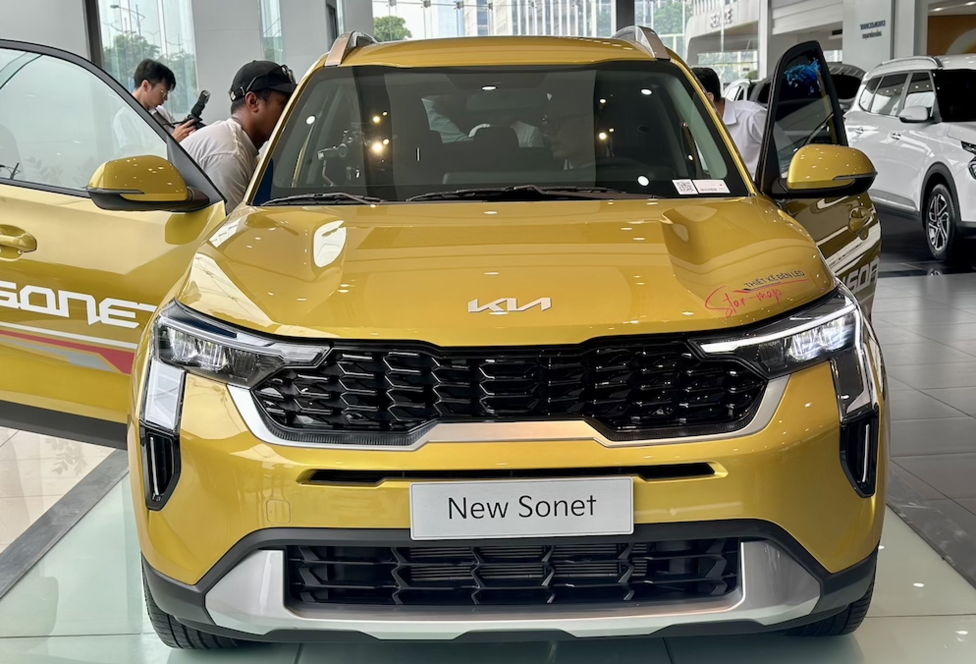 Cận cảnh Kia Sonet 2024 giá thấp nhất 539 triệu đồng vừa về đại