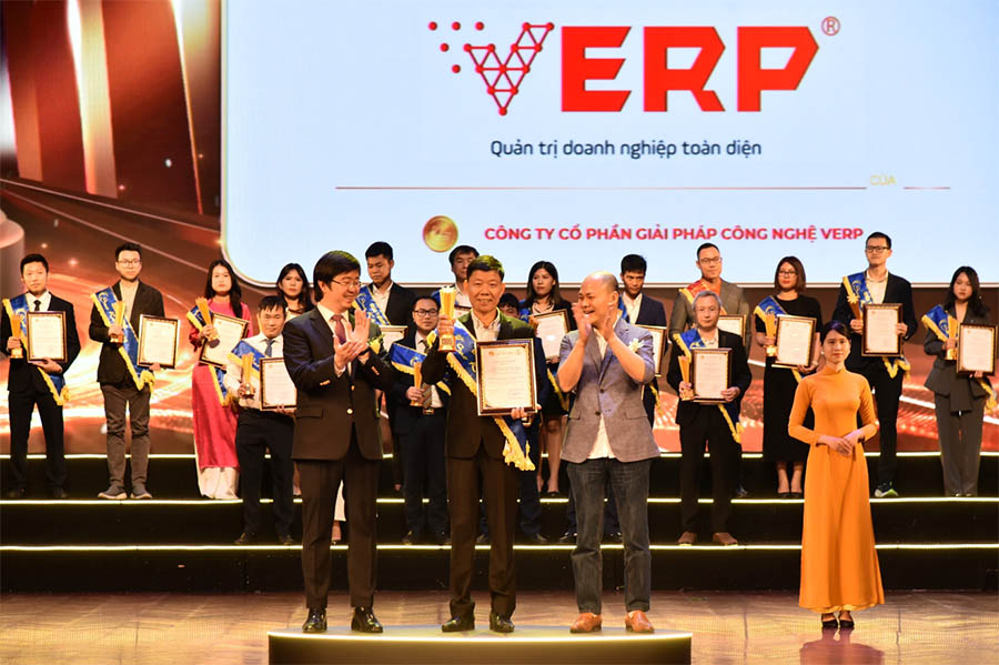 Đại diện VERP, Ông Hoàng Tùng Sơn – Phó Giám đốc lên nhận giải thưởng Sao Khuê 2024