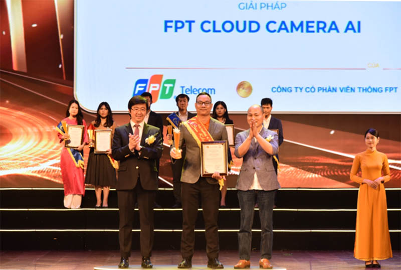 Đại diện FPT Camera lên nhận giải thưởng Sao Khuê 2024. 