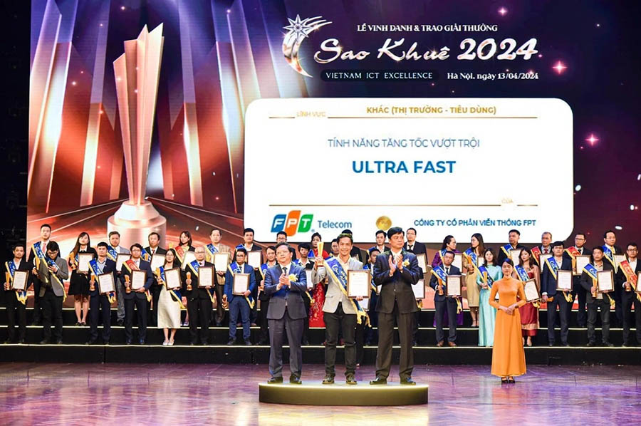 Ông Lương Duy Phương - đại diện Ultra Fast - lên nhận giải thưởng.
