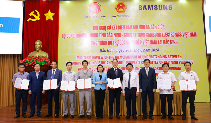 Các đại biểu chụp ảnh lưu niệm sau khi ký kết Biên bản ghi nhớ hợp tác về chương trình hỗ trợ doanh nghiệp Việt Nam tại tỉnh Bắc Ninh năm 2024.