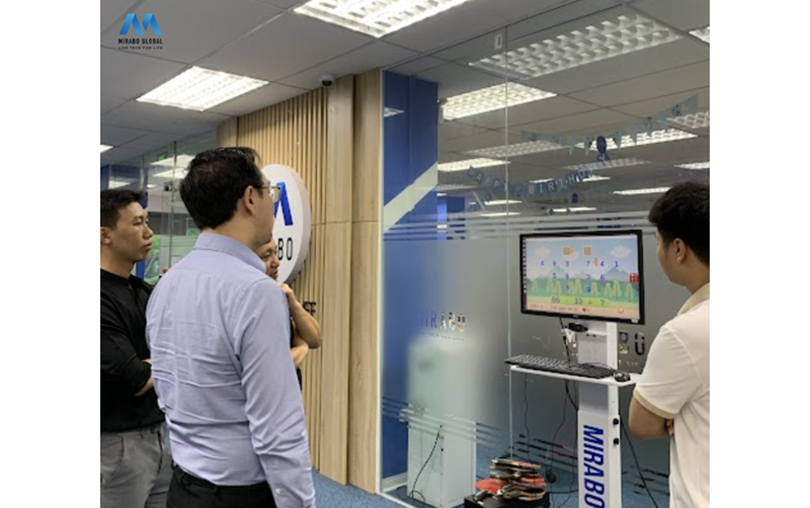 Khách hàng đến và trải nghiệm sản phẩm TeleRehab tại văn phòng Mirabo Global.
