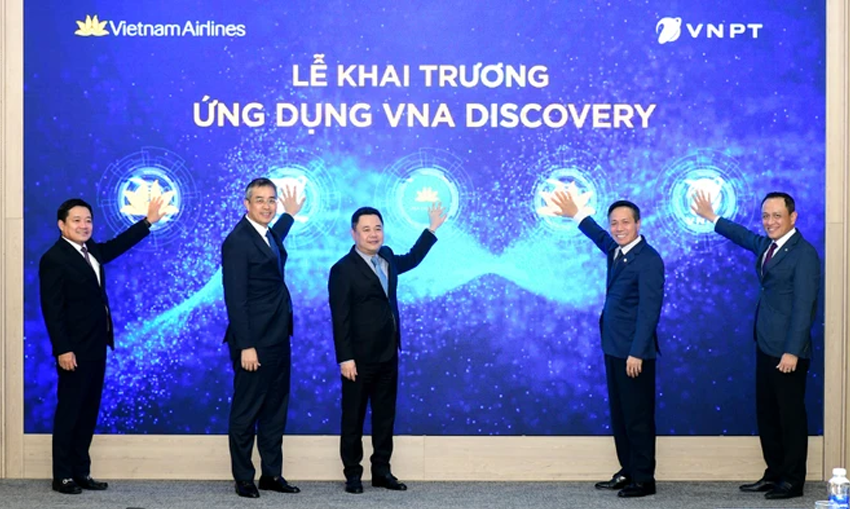 Lãnh đạo Vietnam Airline và VNPT nhấn nút khai trương Ứng dụng VNA Discovery.