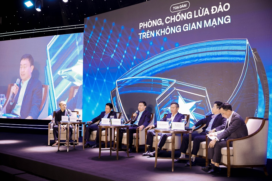 Chủ tịch Hội đồng thành viên Tập đoàn VNPT Tô Dũng Thái - Phó Chủ tịch Hiệp hội anh ninh mạng quốc gia (vị trí thứ tư từ trái sang) chia sẻ tại Tọa đàm Phòng, chống lừa đảo trên không gian mạng