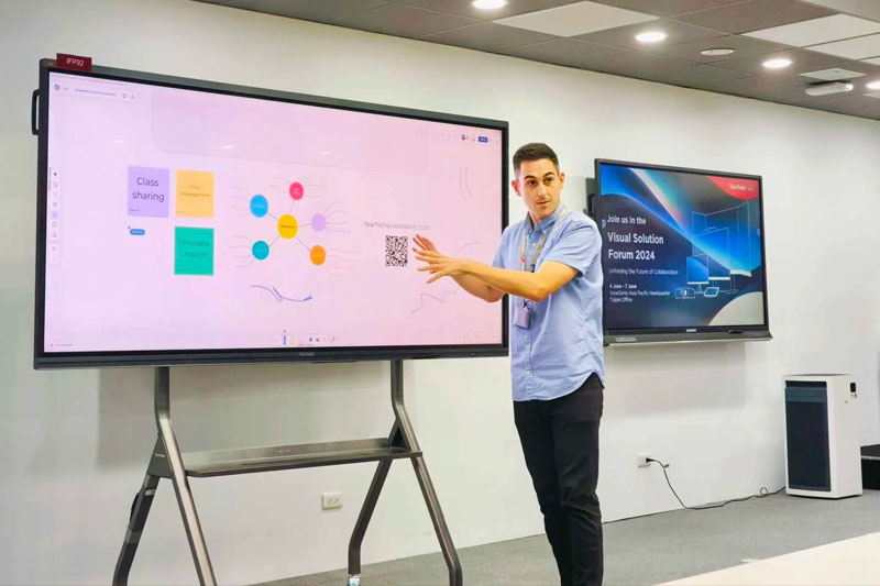 Màn hình tương tác có AI phục vụ chuyển đổi số giáo dục