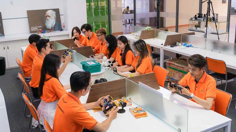 Nhân sự ngành bán dẫn: Học bổng cao, lương hấp dẫn