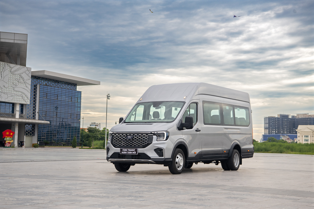 Ford Transit 18 chỗ có giá 1,087 tỷ đồng