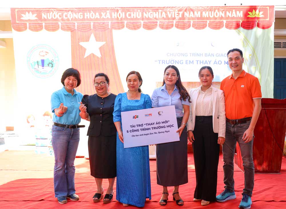 Người FPT chung tay tặng quà nhiều ngôi trường Quảng Ngãi đón năm học mới