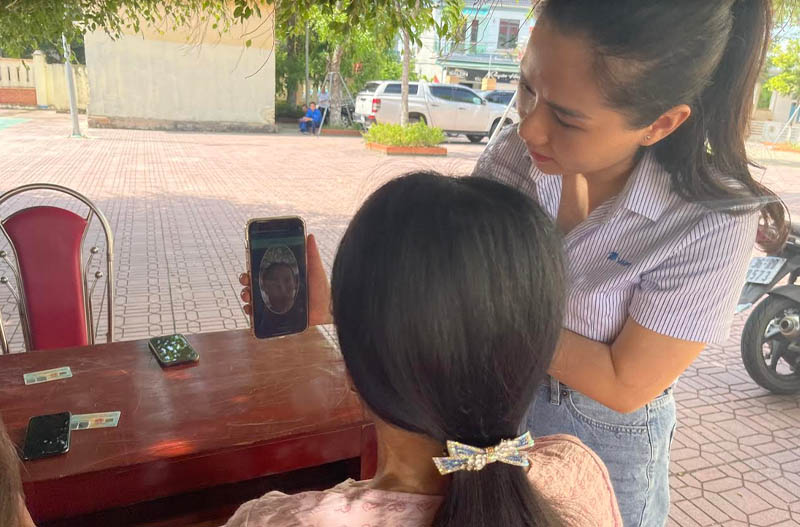 Nhân viên VNPT hướng dẫn người dân thực hiện xác thực sinh trắc học trong quá trình cài đặt ứng dụng chữ ký số VNPT SmartCA