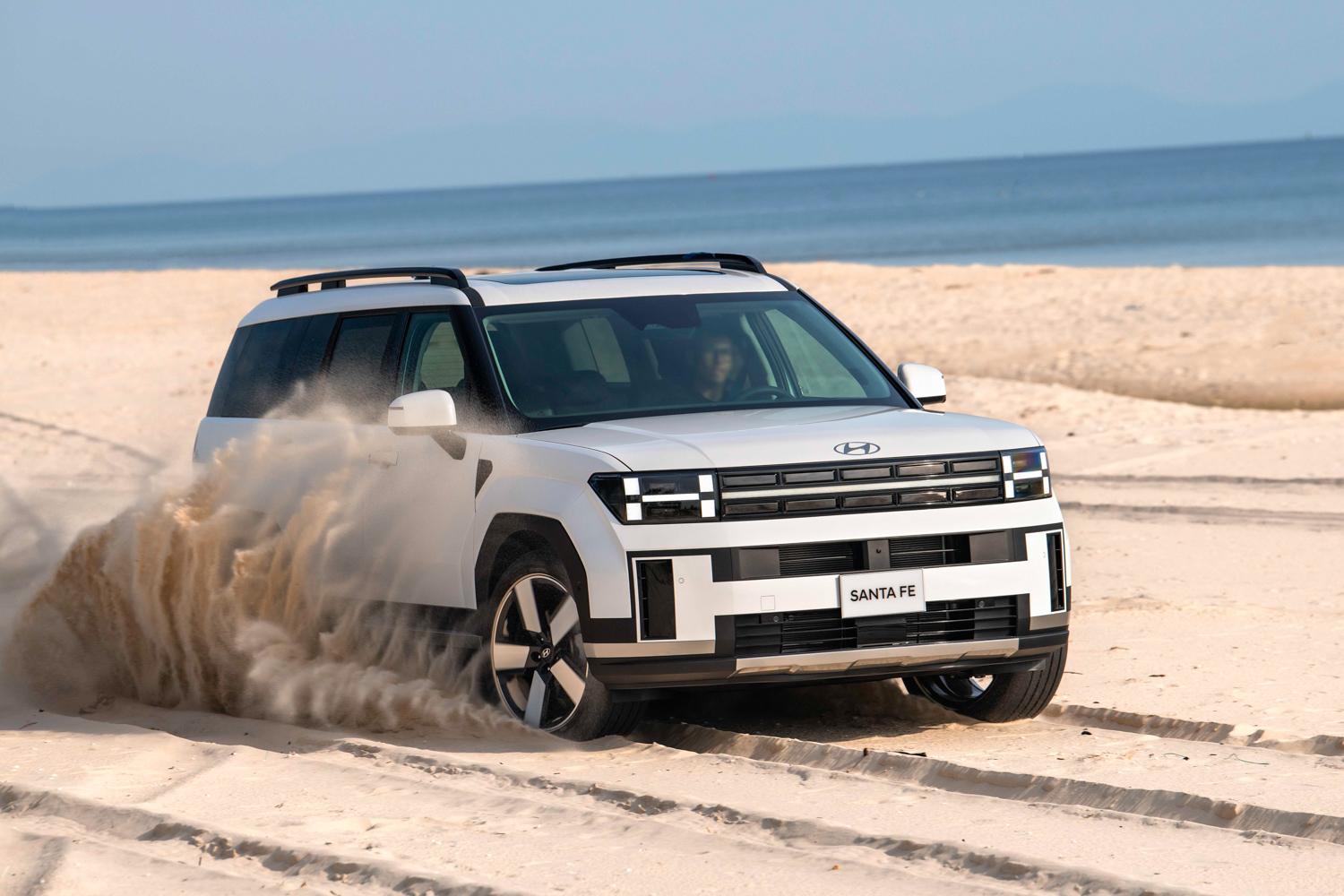 Hyundai Santa Fe 2024 thay đổi hoàn toàn thiết kế, giá cao nhất 1,365 tỷ đồng