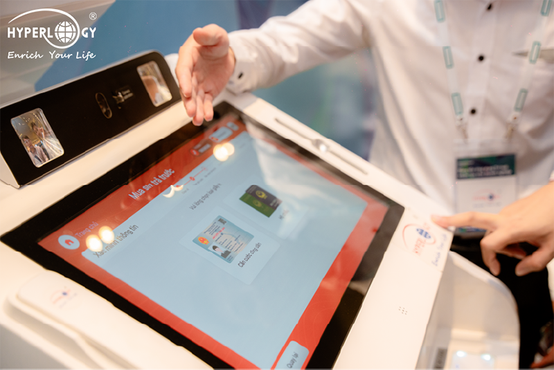 Tại sự kiện AI Day 2024, Hyperlogy hướng dẫn khách tham quan trải nghiệm trực tiếp ứng dụng Smart ID Check để định danh điện tử qua Căn cước công dân gắn chip