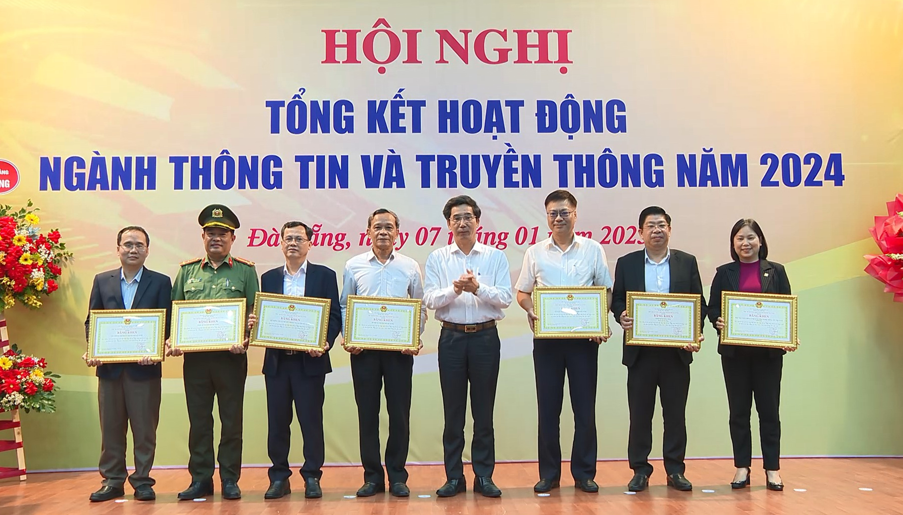 Bà Nguyễn Thị Thu Giang - Phó Chủ tịch Thường trực kiêm Tổng thư ký VINASA - đại diện Hiệp hội nhận Bằng khen của Tp. Đà Nẵng
