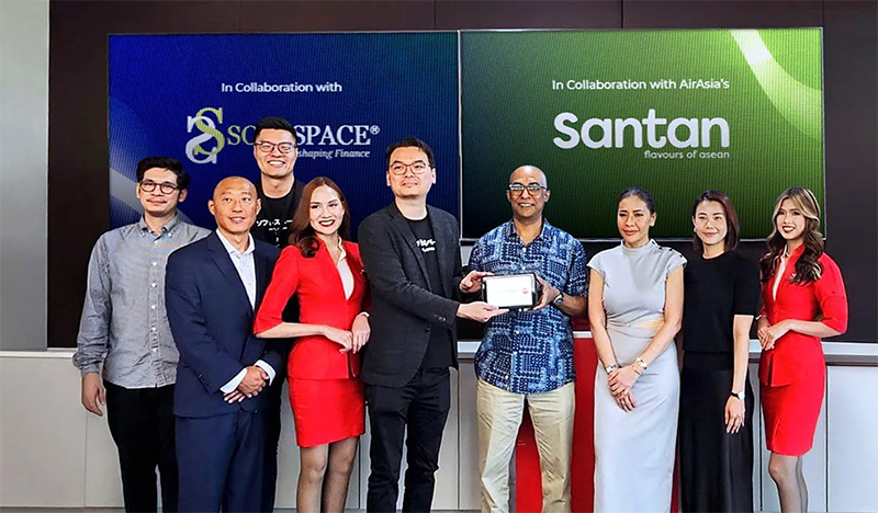 Các lãnh đạo chủ chốt từ Soft Space, AirAsia, Santan và Zebra, cùng với đội ngũ tiếp viên của AirAsia, tại sự kiện hợp tác.