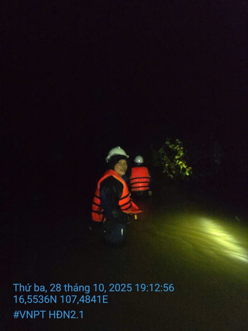 Những "điểm tựa bình an" trong tâm lũ Những "điểm tựa bình an" trong tâm lũ