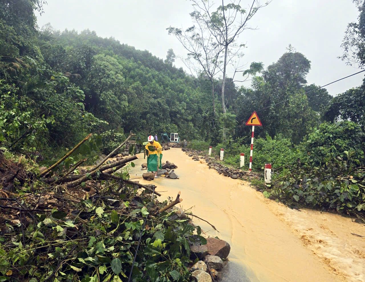 Chuyện từ tâm lũ Khánh Hòa – Tây Nguyên: Những người không được phép "hết pin"