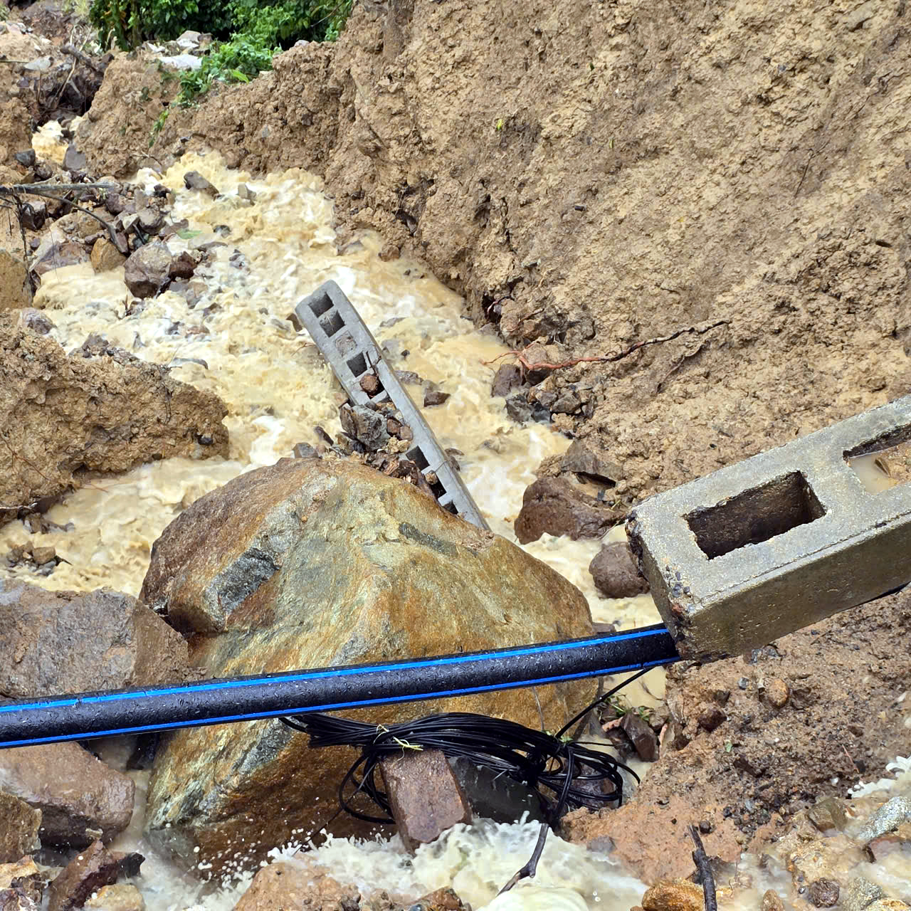 Chuyện từ tâm lũ Khánh Hòa – Tây Nguyên: Những người không được phép "hết pin"