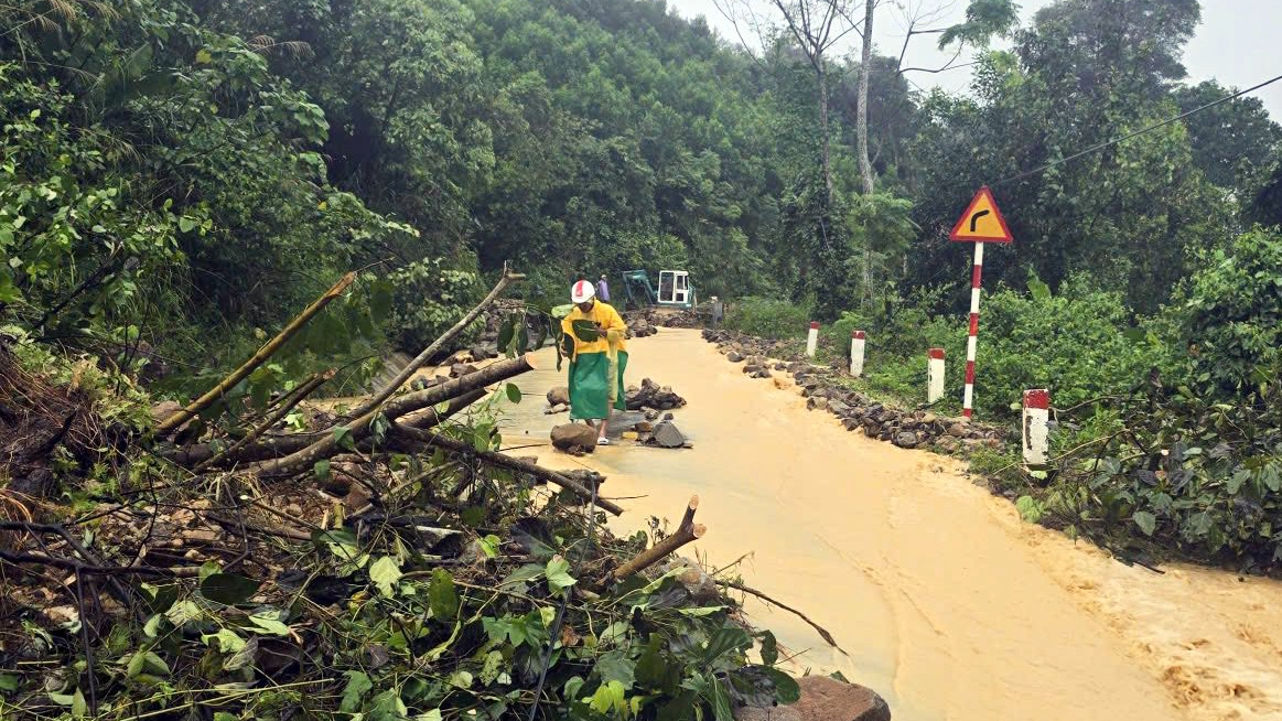 Chuyện từ tâm lũ Khánh Hòa – Tây Nguyên: Những người không được phép "hết pin"