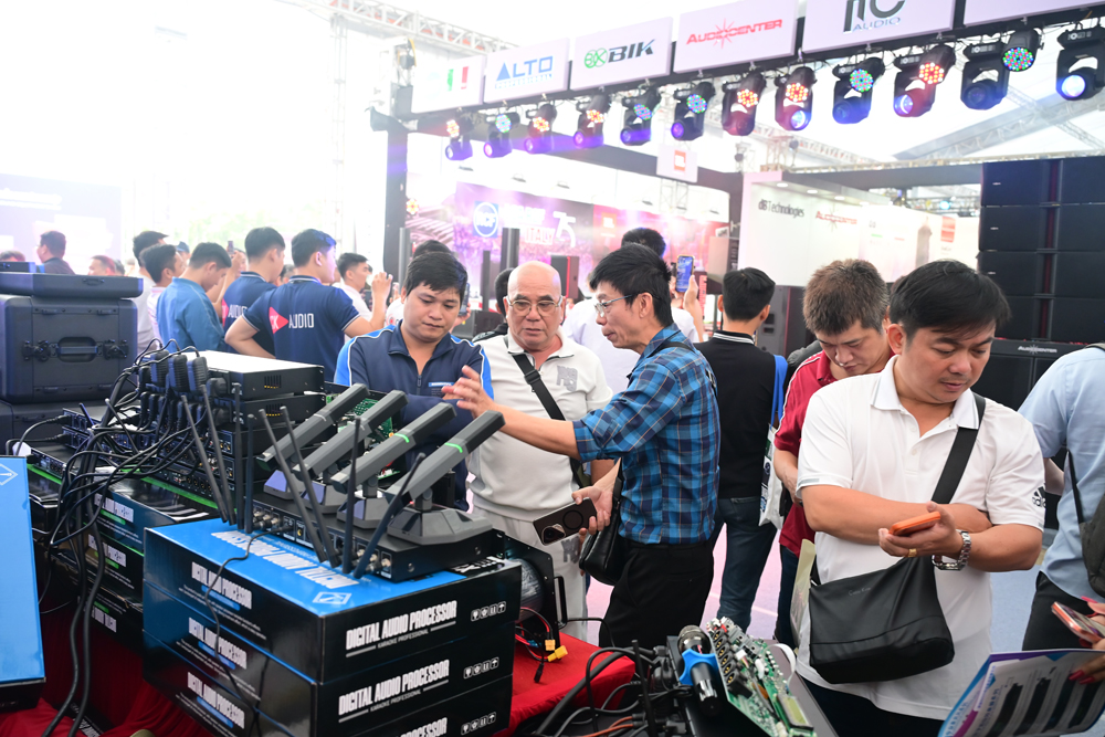 PLASE SHOW Hà Nội 2025: Khám phá công nghệ âm thanh, ánh sáng hiện đại cùng những dàn thiết bị "khủng"