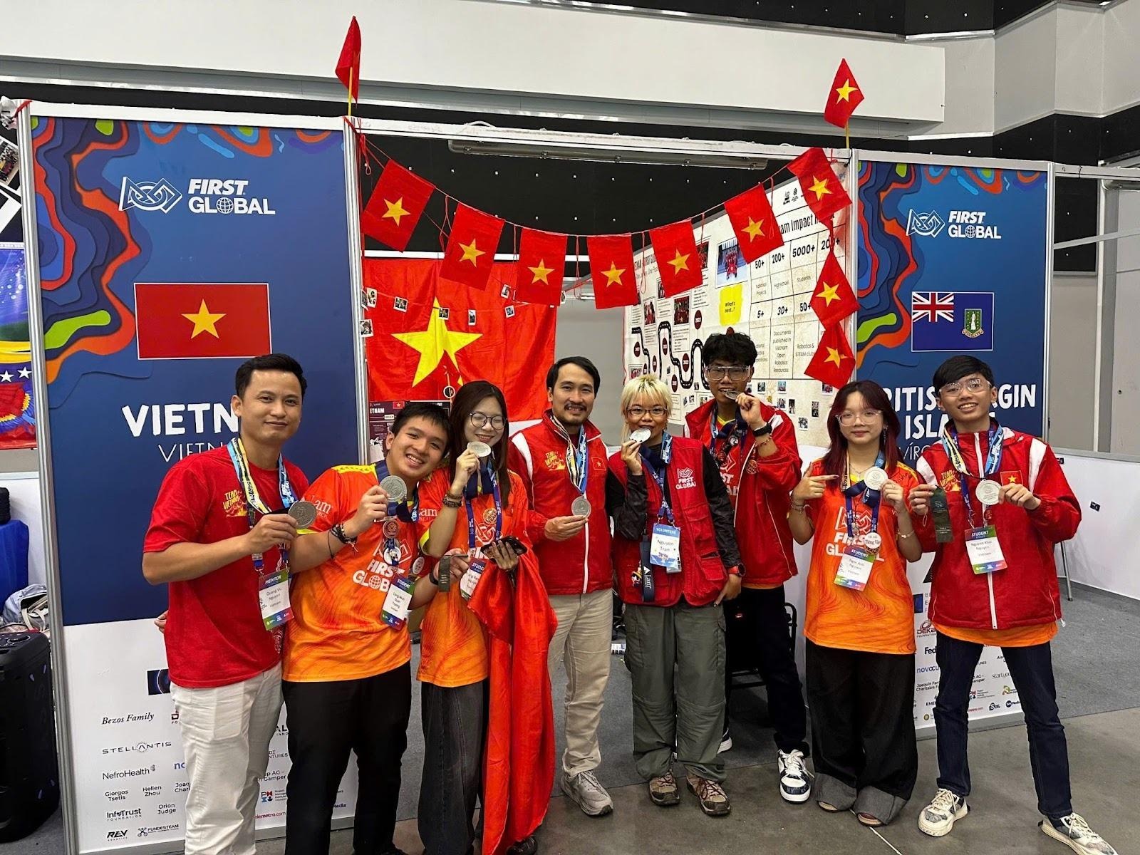 Đội tuyển Việt Nam giành huy chương bạc cuộc thi Robotics quốc tế