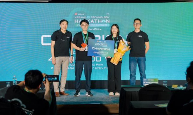 2 thành viên Doc2Contract - Nhà vô địch VPBank Technology Hackathon 2025 - Senior Track