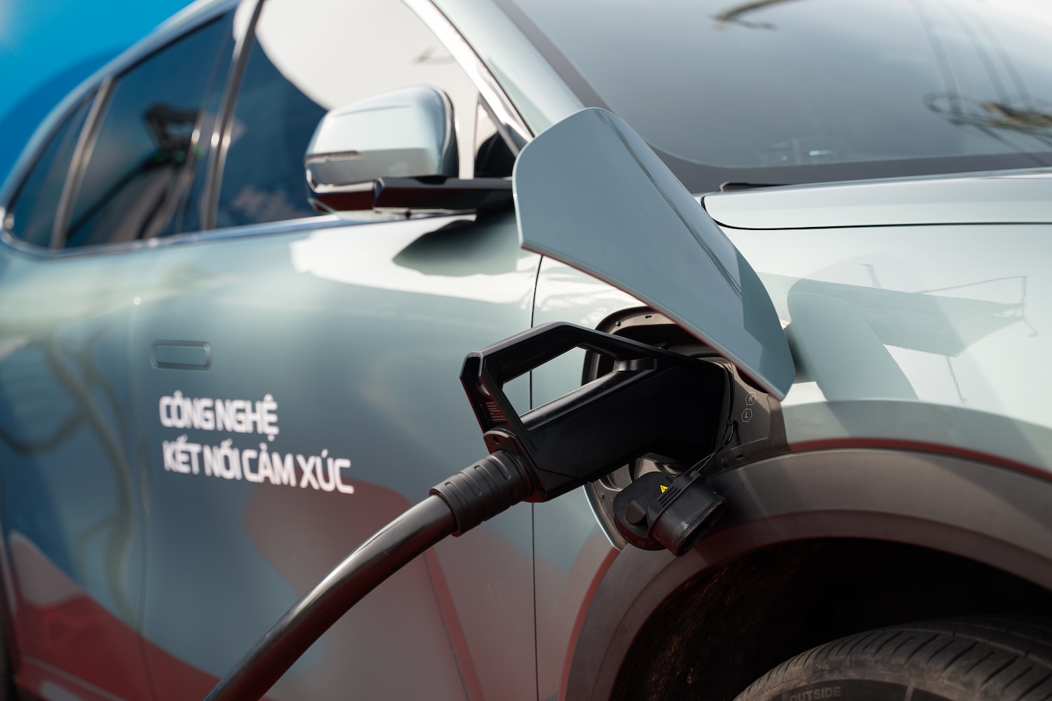 Tasco Auto và Esky hợp tác phát triển hệ thống hạ tầng trạm sạc nhanh cho xe điện