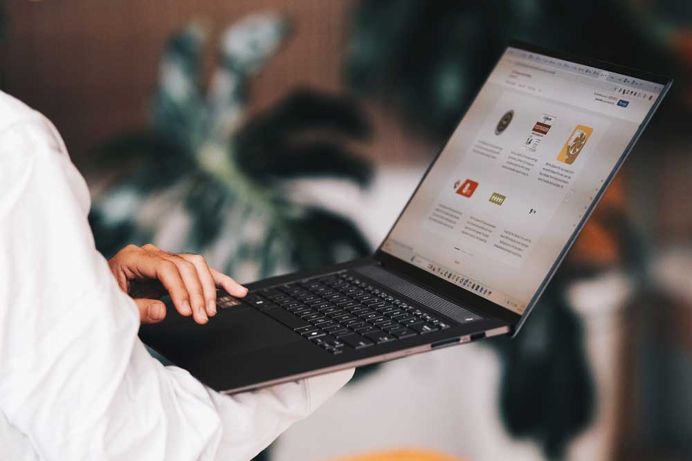 ASUS ra mắt laptop AI 16-inch trang bị chip AMD Zenbook S16