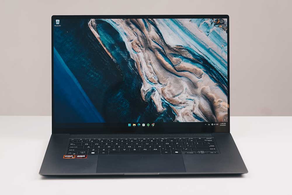 ASUS ra mắt laptop AI 16-inch trang bị chip AMD Zenbook S16