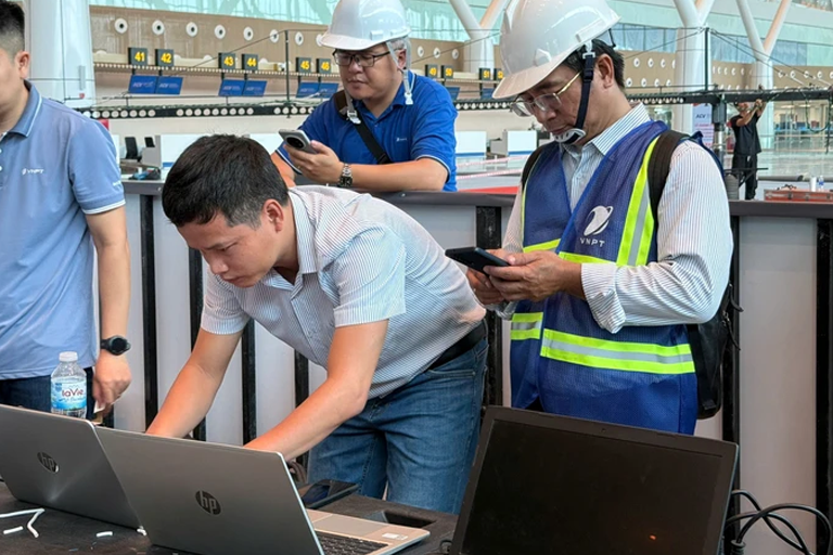 Các kỹ sư VNPT kiểm tra chất lượng sóng VinaPhone 5G tại nhà ga T3. 