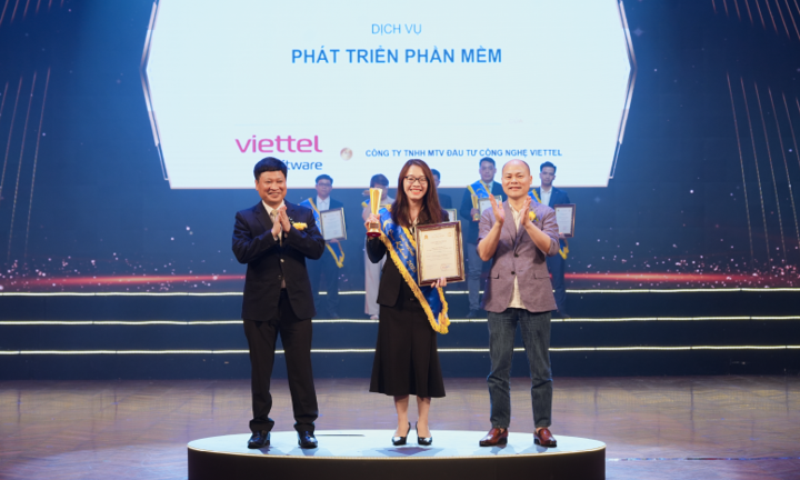 Đại diện Viettel Software nhận giải ở lĩnh vực Dịch vụ số tiêu biểu