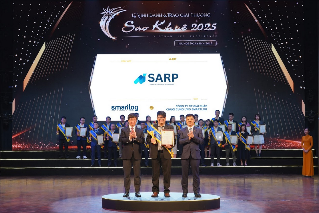 Ông Hạnh Đỗ - Giám đốc phát triển AI Smartlog đại diện nhận Giải Sao Khuê 2025