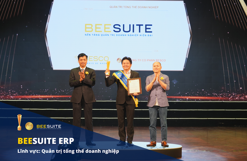Ông Phạm Văn Cảnh đại diện BeeSuite ERP nhận Giải Thưởng Sao Khuê 2025