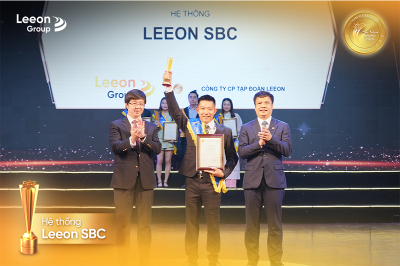Đại diện Leeon Group – Ông Lê Thanh Tùng (Chủ tịch HĐQT kiêm Tổng Giám Đốc) lên nhận giải thưởng Sao Khuê danh giá