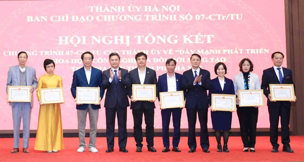 FPT nhận bằng khen về phát triển KHCN và đổi mới sáng tạo