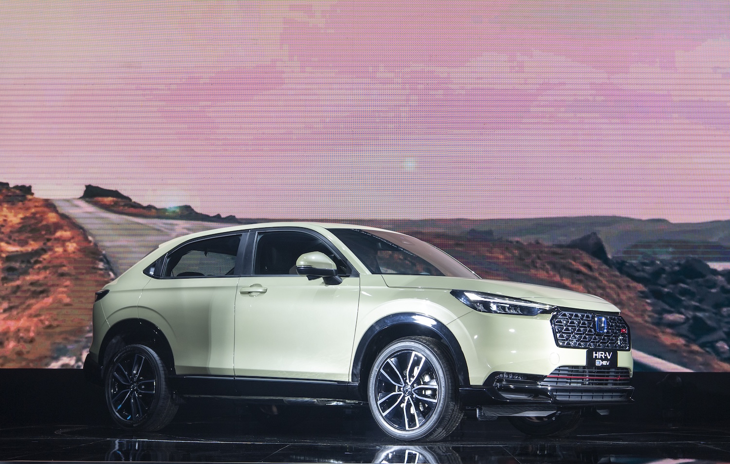 Honda HR-V Hybrid giá 869 triệu đồng vừa ra mắt có gì hấp dẫn?