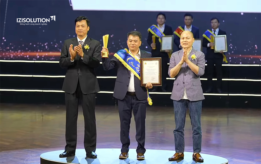Phó Giám đốc IZISolution, ông Đỗ Minh Hải nhận giải Sao khuê 2025 cho hệ thống iziMES