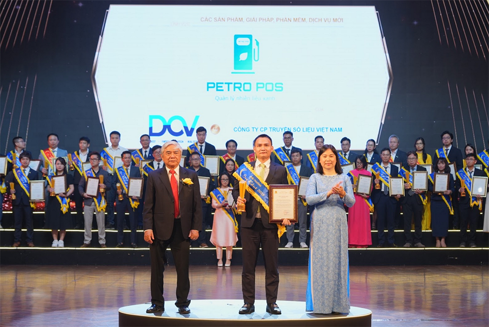 ông Nguyễn Văn Thi – Chủ tịch HĐQT, đại diện PetroPos nhận danh hiệu Sao Khuê 2025