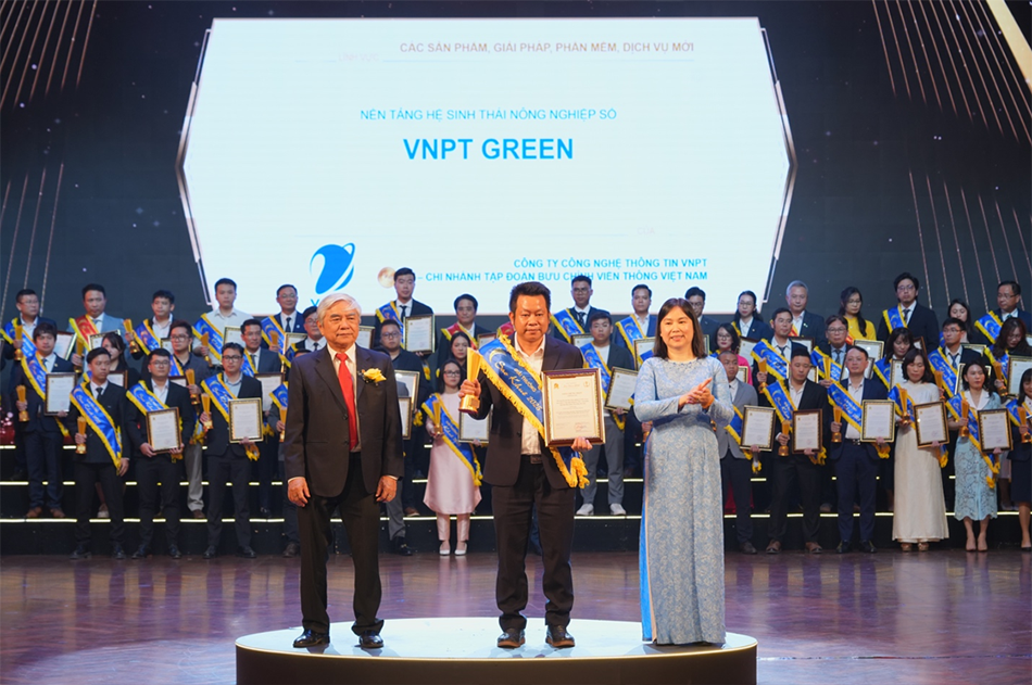 Đại diện VNPT Green nhận giải tại lễ trao giải thưởng Sao Khuê 2025.