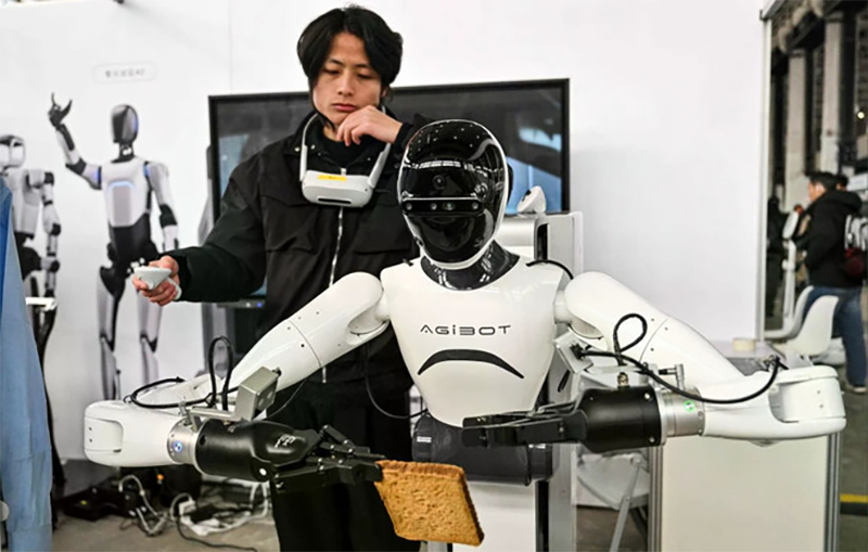 Trung Quốc cách mạng hóa ngành sản xuất với robot hình người